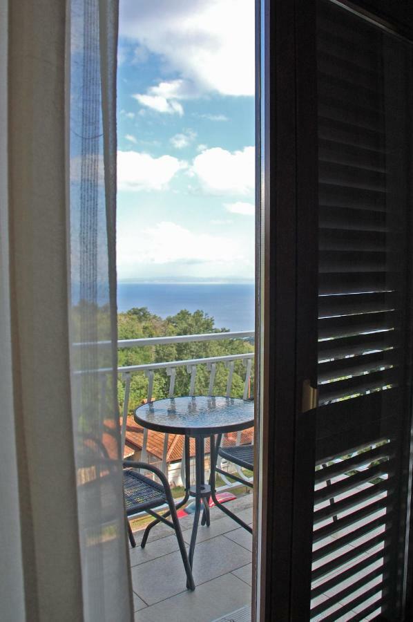 Spacious In Quiet Surrounding Apartament *
